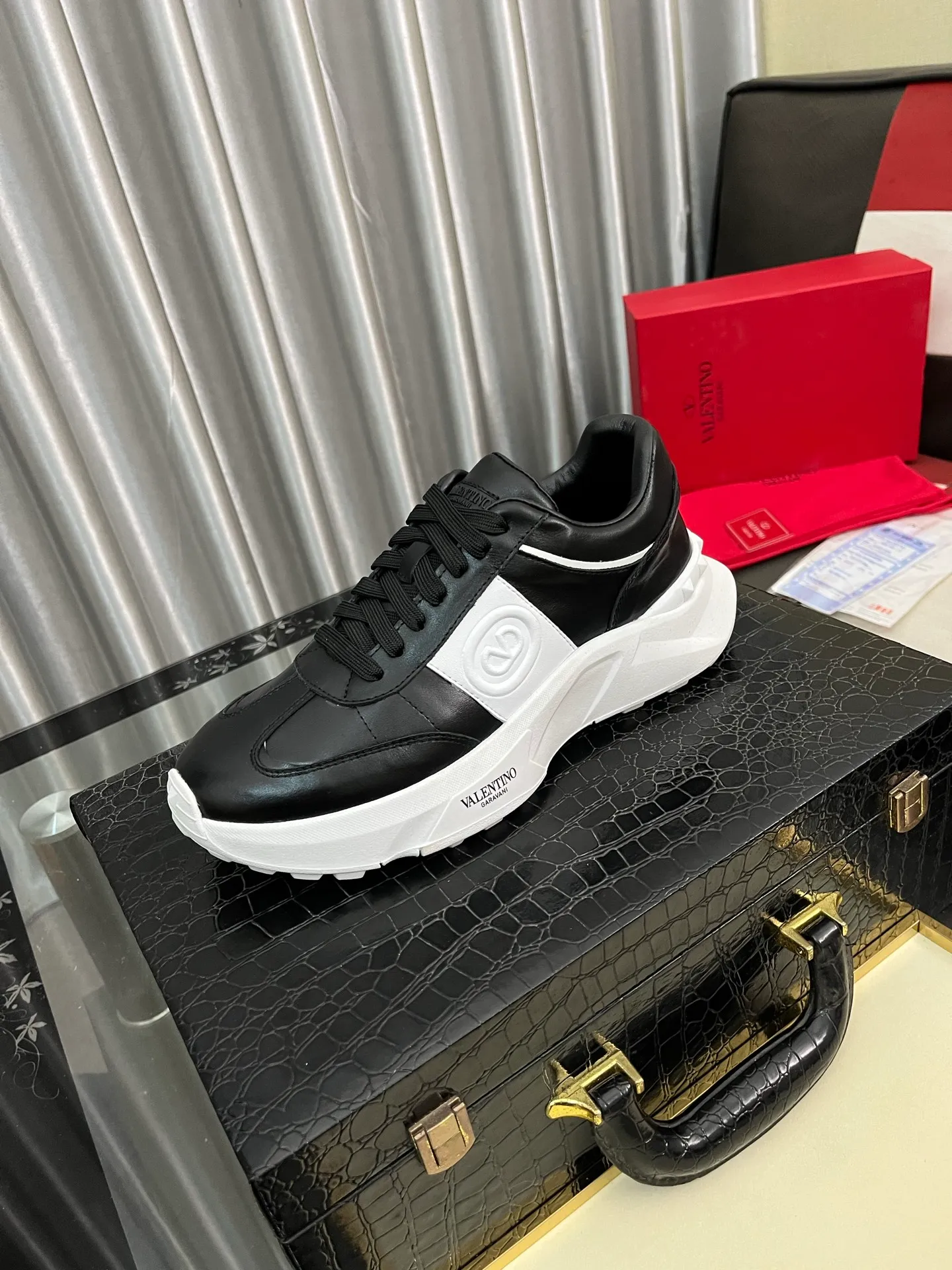 Men's shoes 💰480⌚️⌚️ VALENTINO Valentino's 2024 ss spring and summer new hot casual sports shoes, imported elastic fabric upper ➕The heel is Warren's exclusive rivet shape. The whole is very representative, the combined outsole is really easy to wear and very comfortable on the foot ~ Comes with **4 cm, classic, comfortable and versatile! Size: 38-442️⃣Colors available